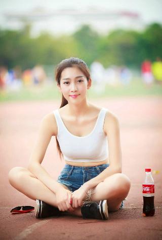 小保姆在厨房做饭